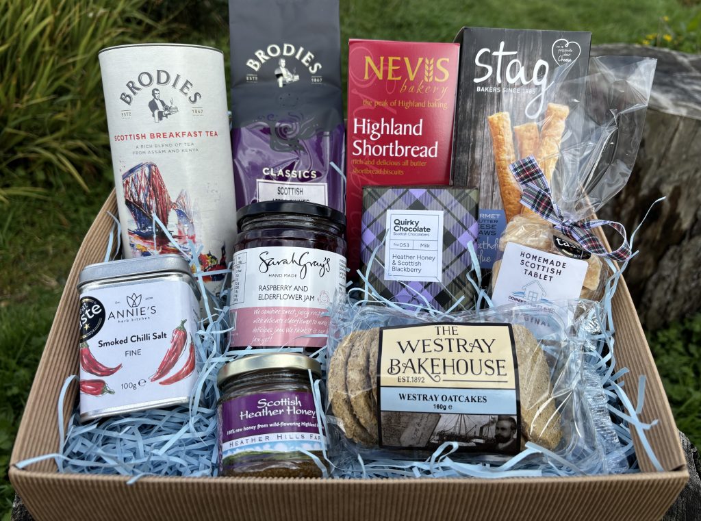 Scottish Hamper: Taste of Scotland Large Family Treats Gift Box